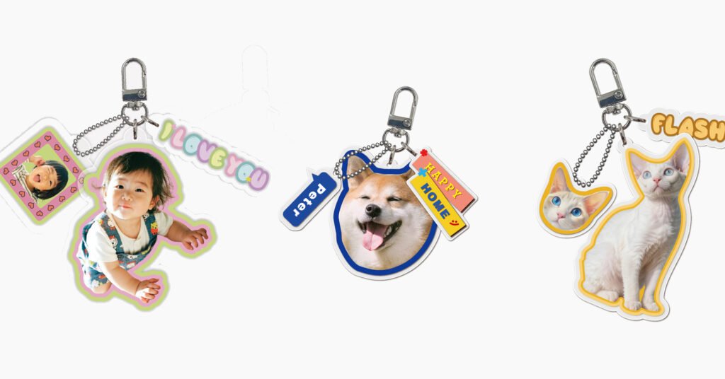 3 llaveros personalizados con fotos de bebés y mascotas.